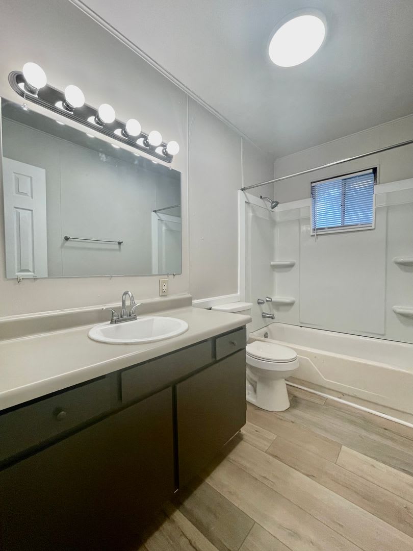 2 Bedroom 1 Bathroom Duplex Unit With Washer Dryer Connections – photo 3