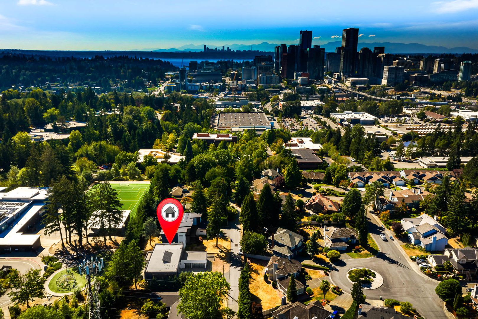 Luxury Bellevue Retreat with 6 Bedrooms, Chef’s Kitchen & Private Deck – photo 4