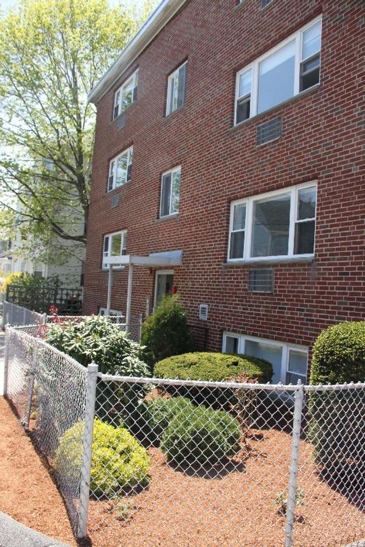 Charming 2 Bedroom-No Broker Fee – photo 1
