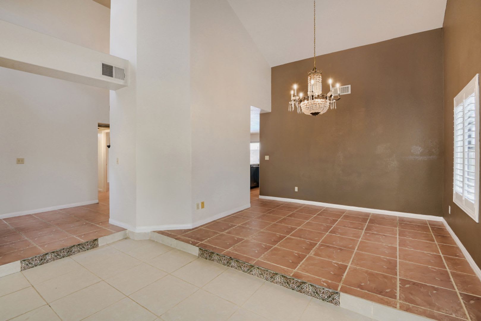 Gorgeous 3 Bedroom 3 Full Bath With Sparkling Pool – photo 4