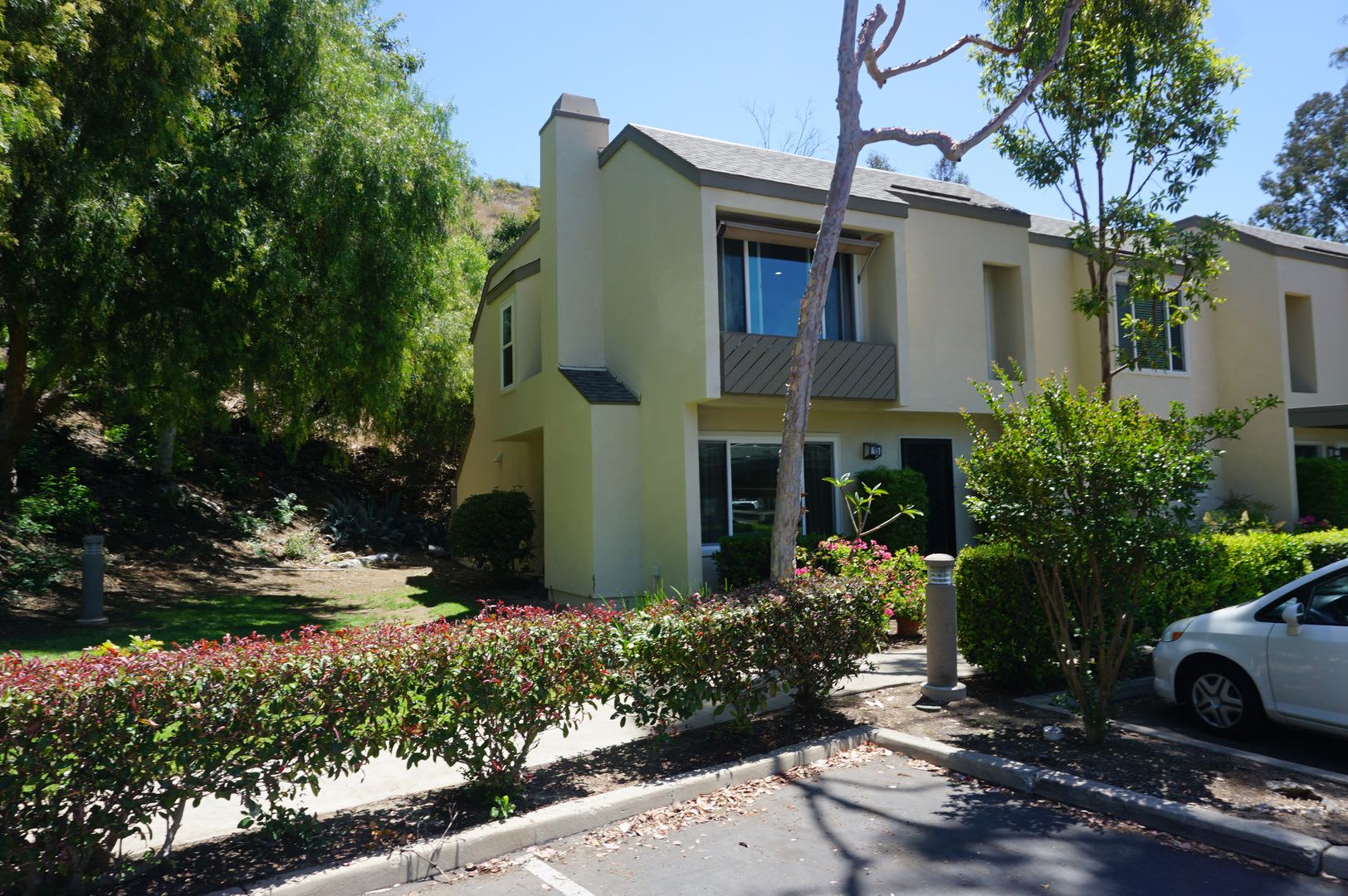 Private 3 Bedroom End Unit Condo in Orange with Trees View – photo 1