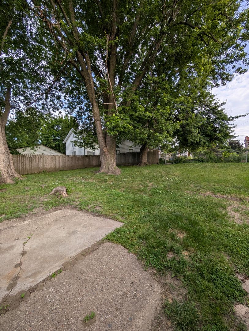 2 Bedroom Home With Fenced Yard in Davenport! – photo 3