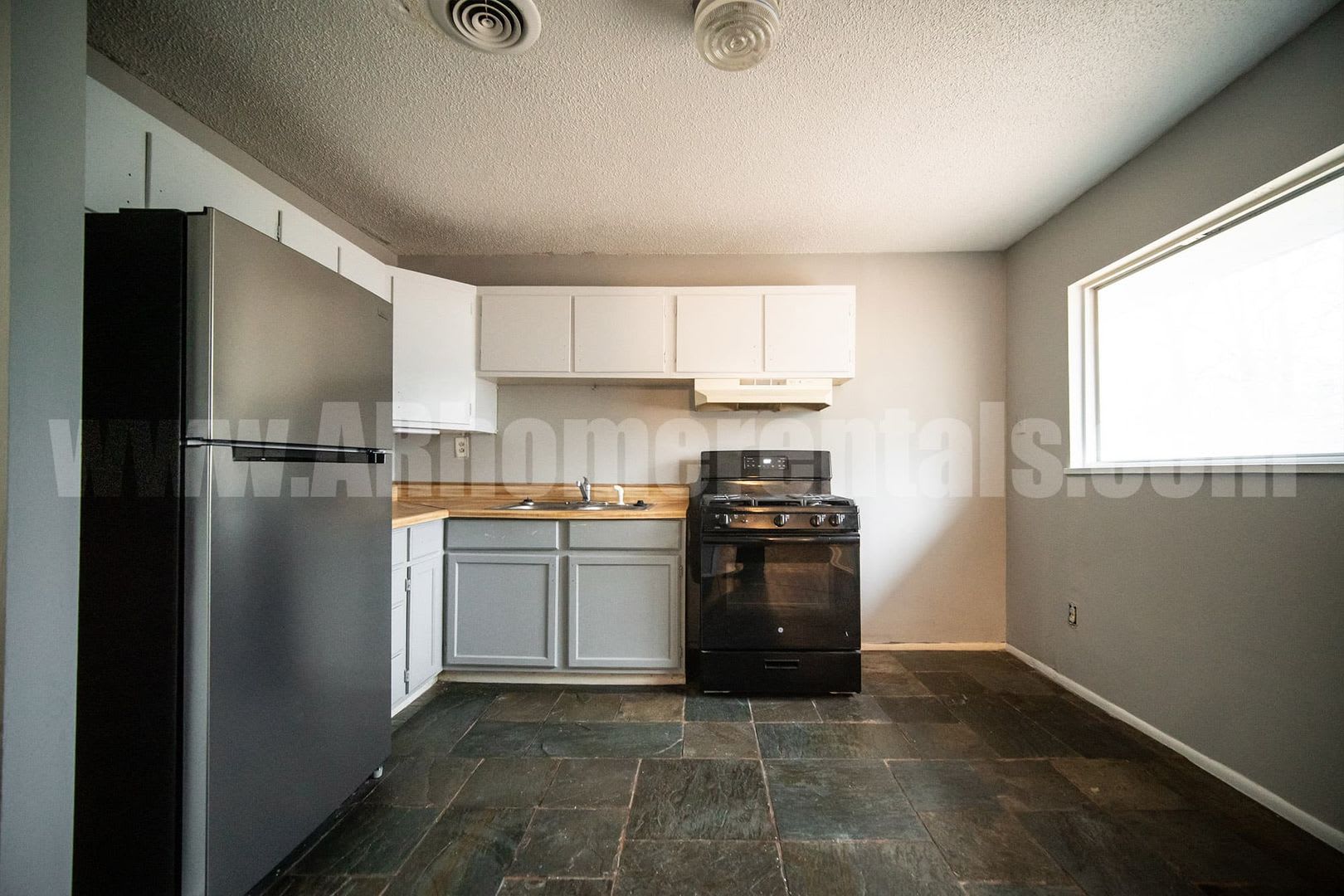Cozy home on corner lot! – photo 5