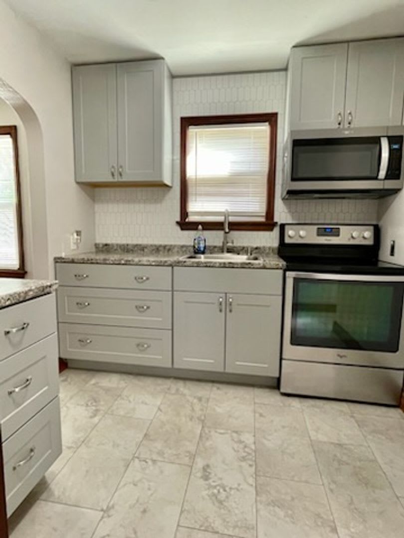 Fully Remodeled single family house! 3 bedrooms, full kitchen, full bath, living room – photo 4