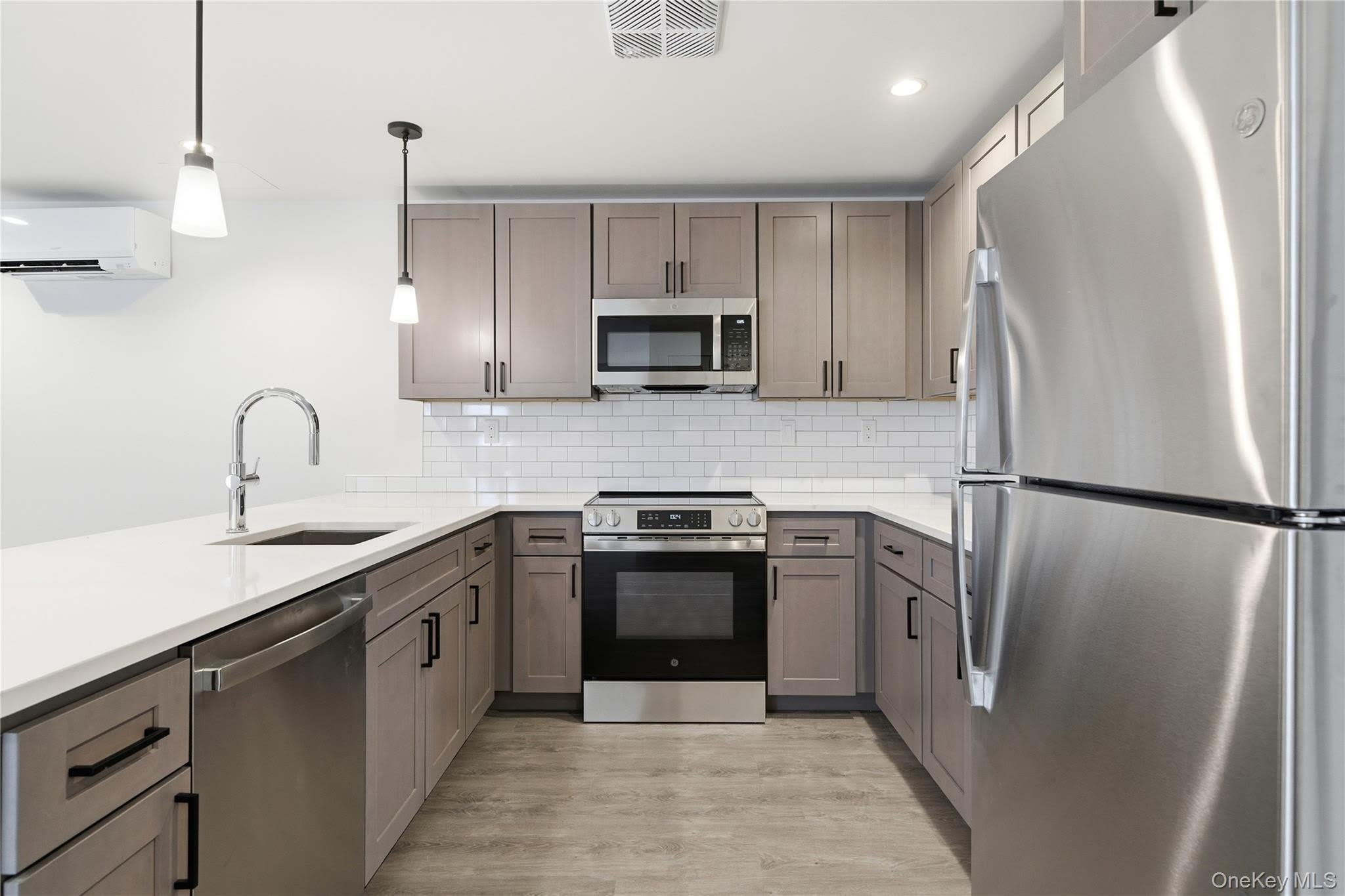 180 Deer Park Avenue – photo 4