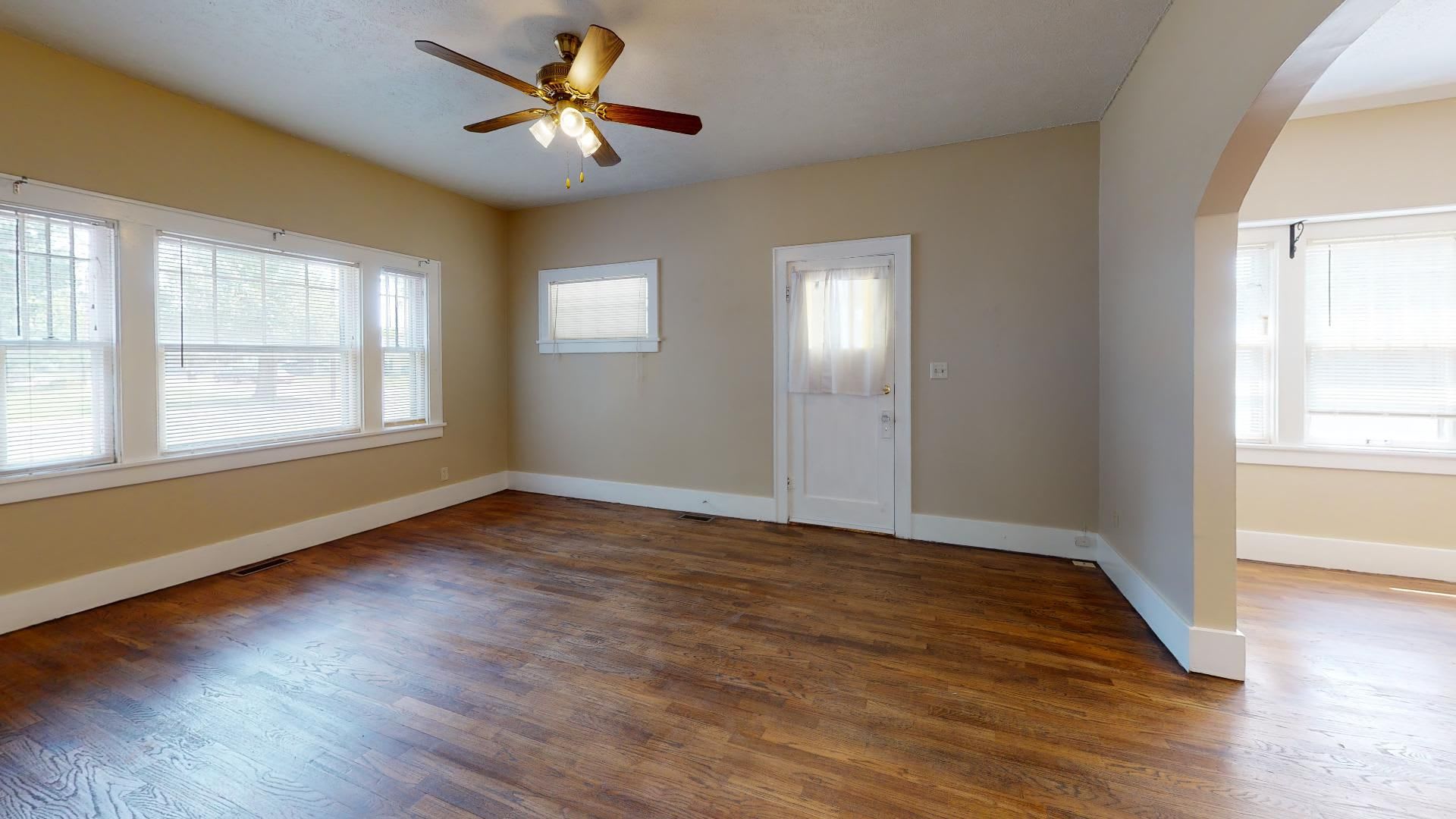 2 Bedroom, 1 Bathroom House with Detached Garage – photo 2