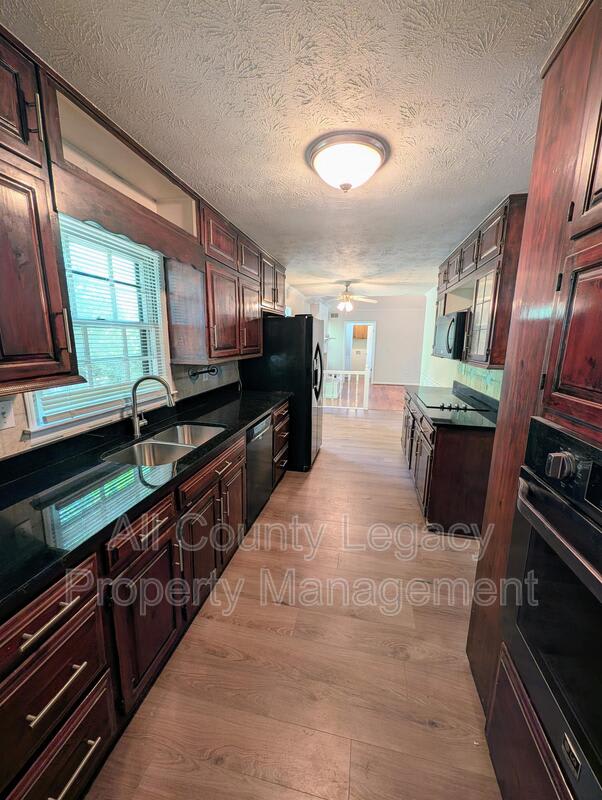 1422 Fairfield Dr SW – photo 2
