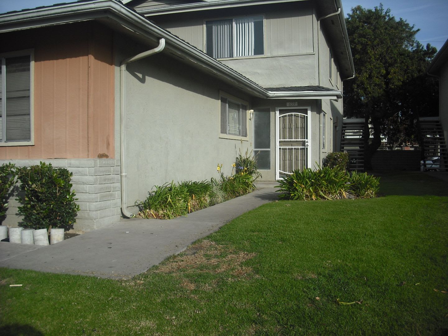 Nicely Upgraded 2 bedroom Townhouse – photo 2