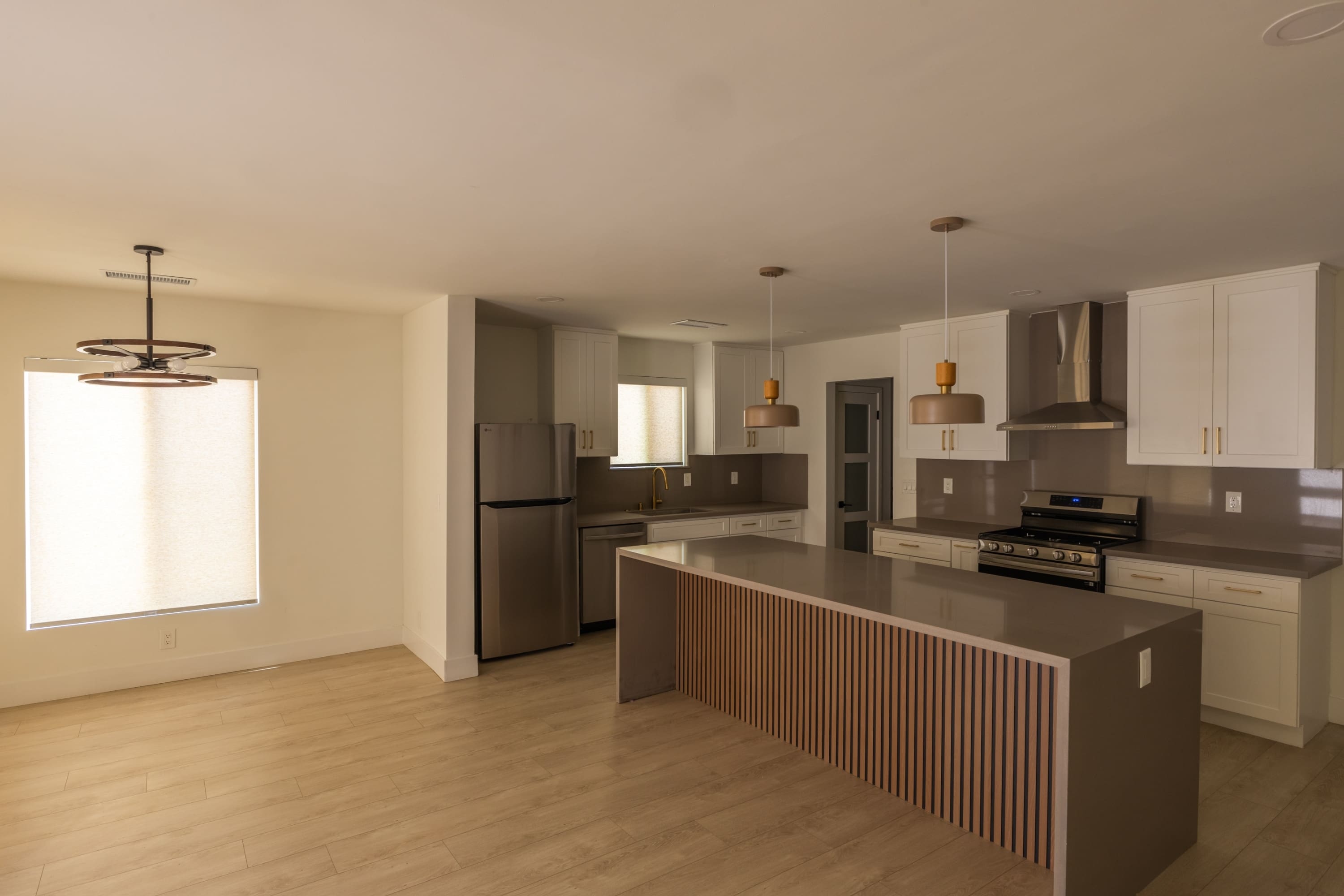 17601 Hamlin Street – photo 2