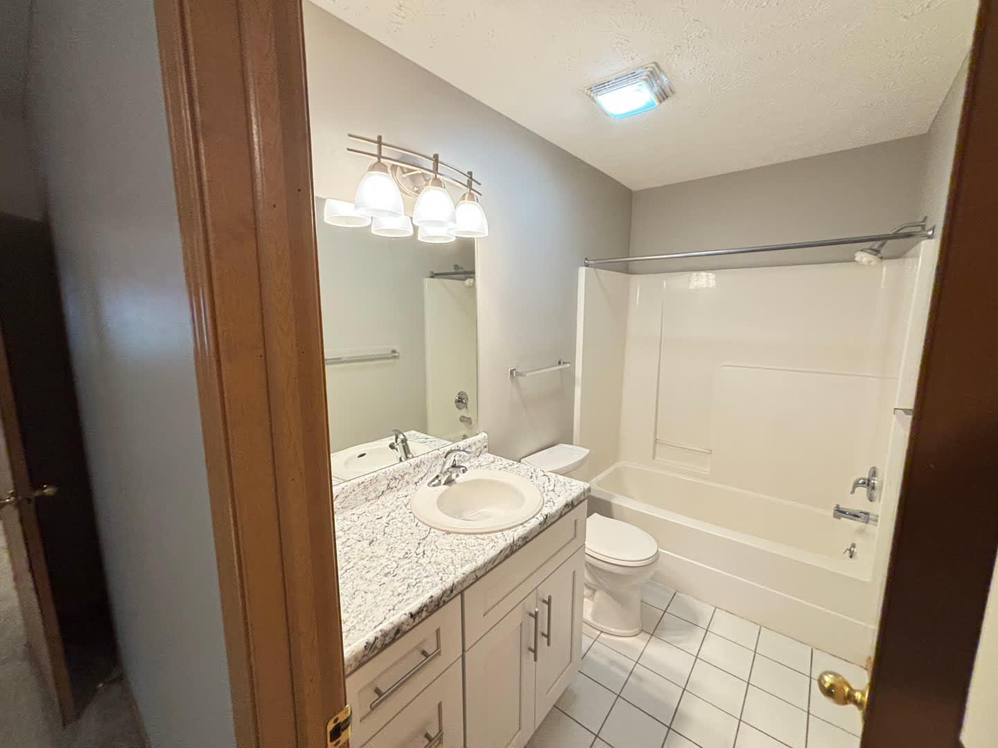 300 Off Move In Special Spacious 3 Bedroom Townhome With Vaulted Ceilings Fireplace Attached Garage – photo 5