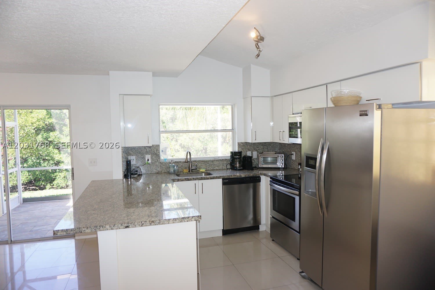 1057 SE 6th Ave – photo 4