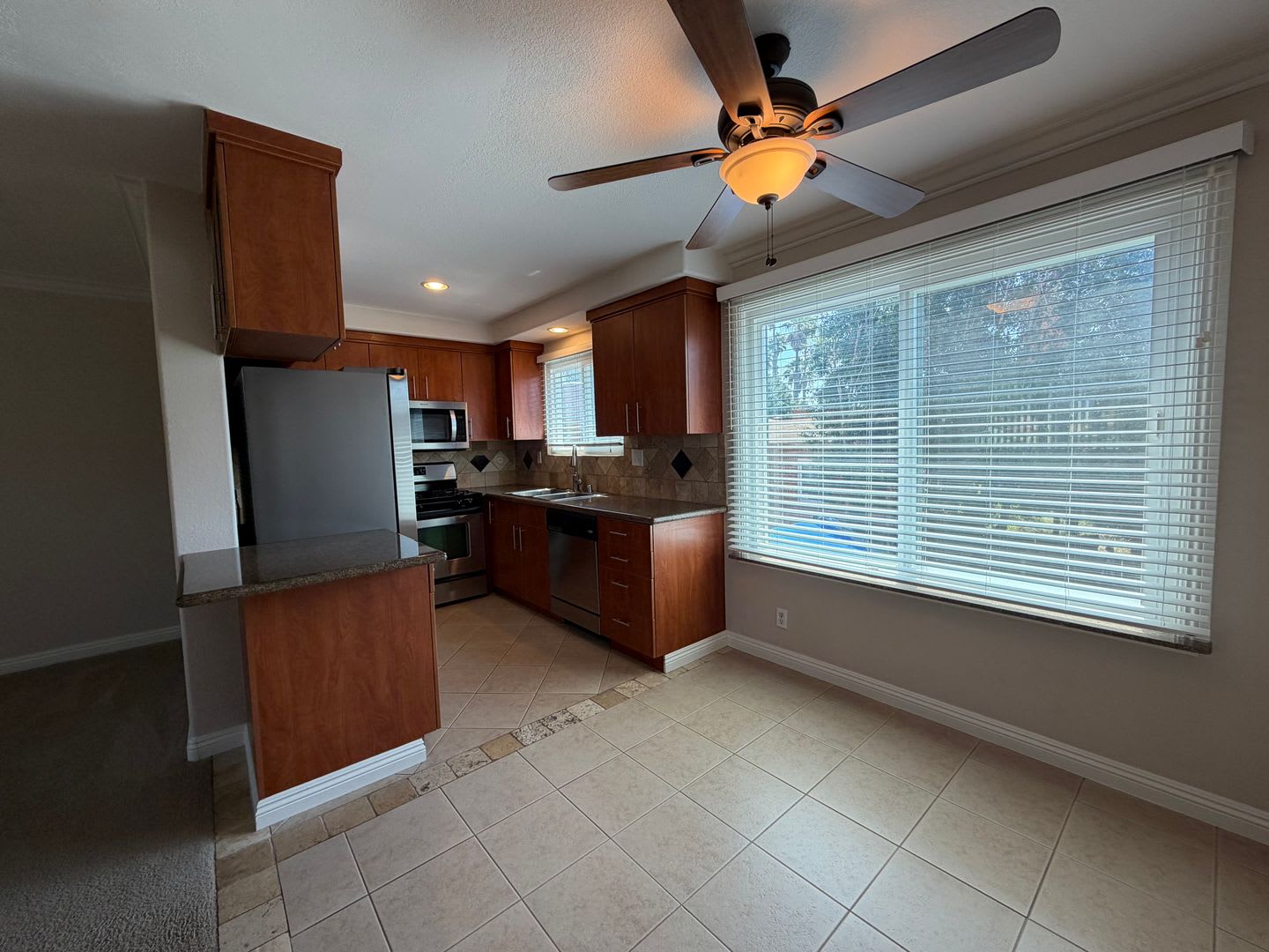 ***FIRST MONTH FREE*** Coastal Living in Ocean Beach, Updated Apartment with In Unit Laundry – photo 4