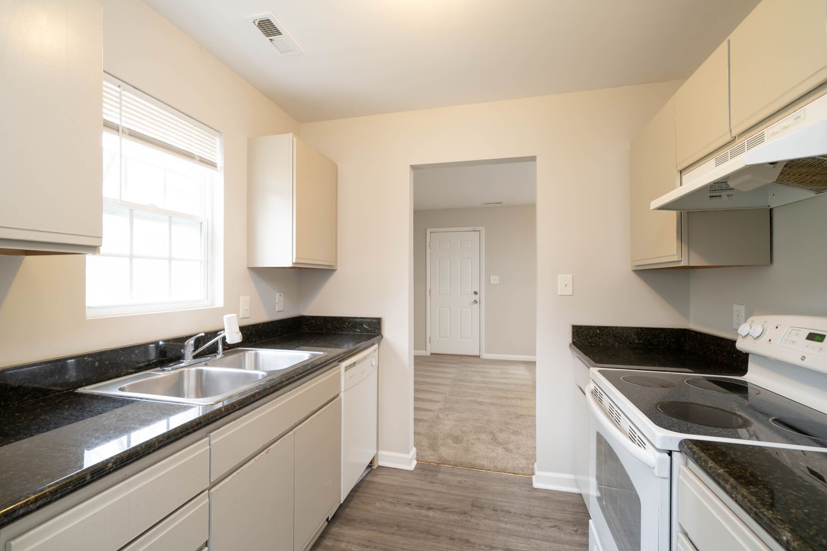 3 Bedroom 2 1/2 Bathroom Home in The Heart of Clayton! – photo 4