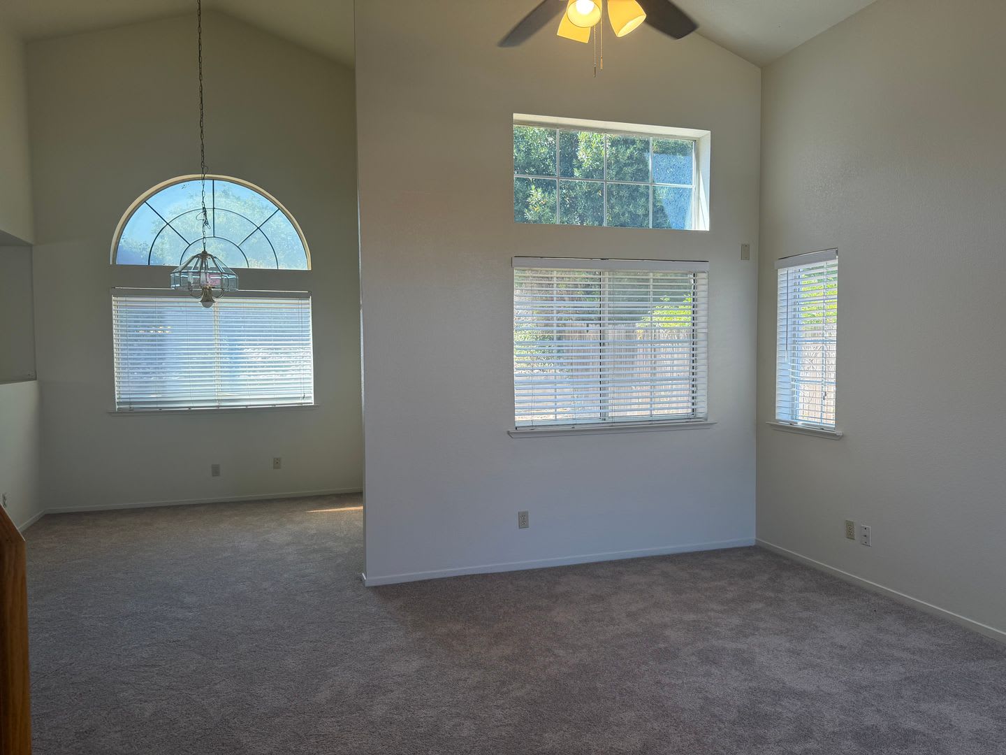 Bright Spacious 3 Bedroom Home With Vaulted Ceilings New Carpet Private Backyard In Antelope – photo 5