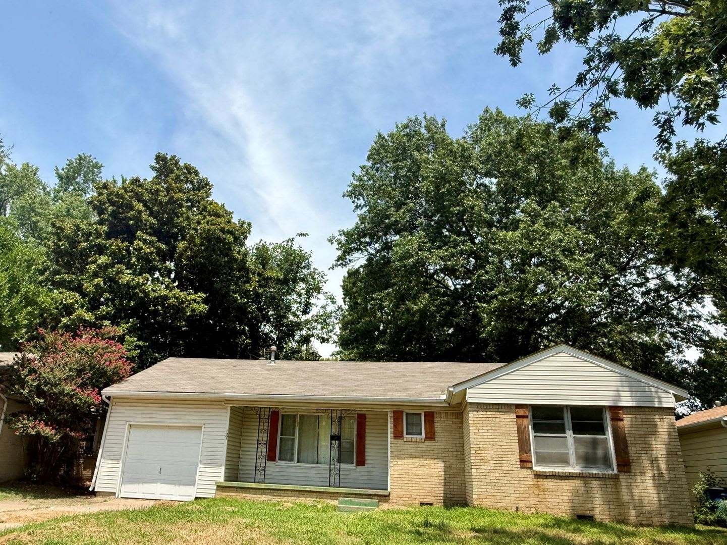 AVAILABLE FOR IMMEDIATE MOVE IN! WALK TO RIVERSIDE PARKS!!! – photo 1