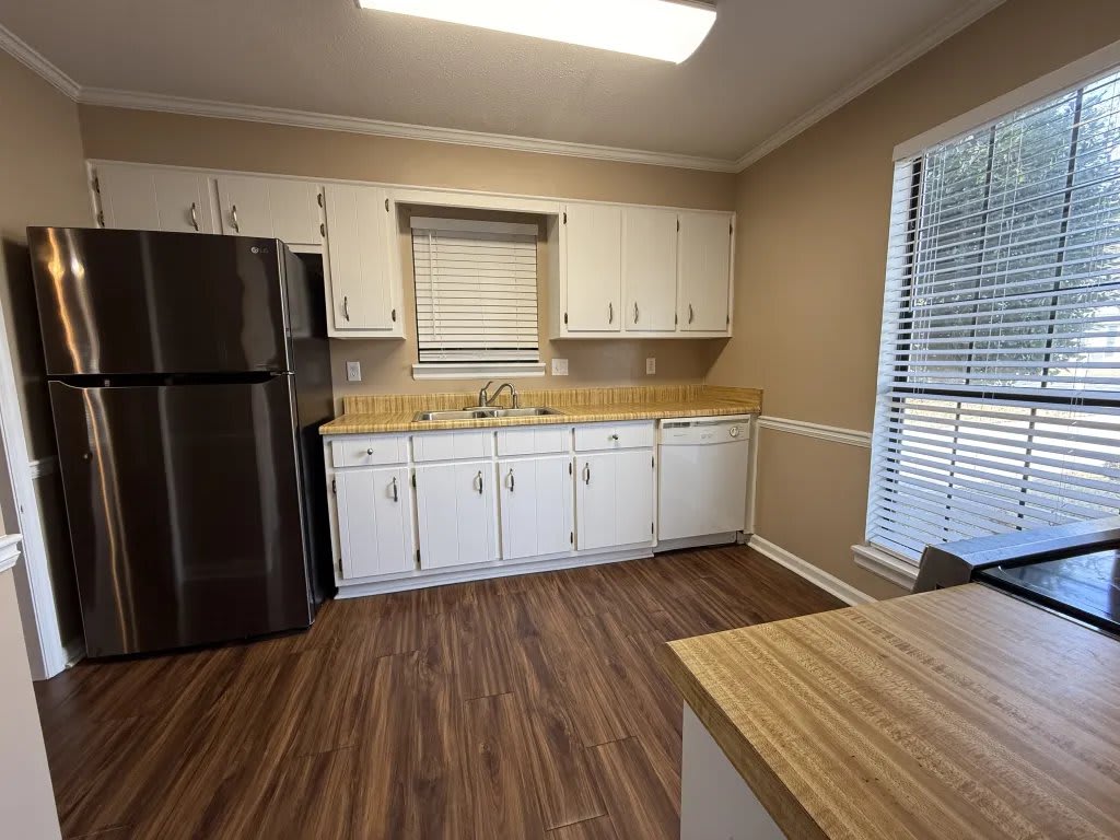 4082 Spencer Street – photo 2