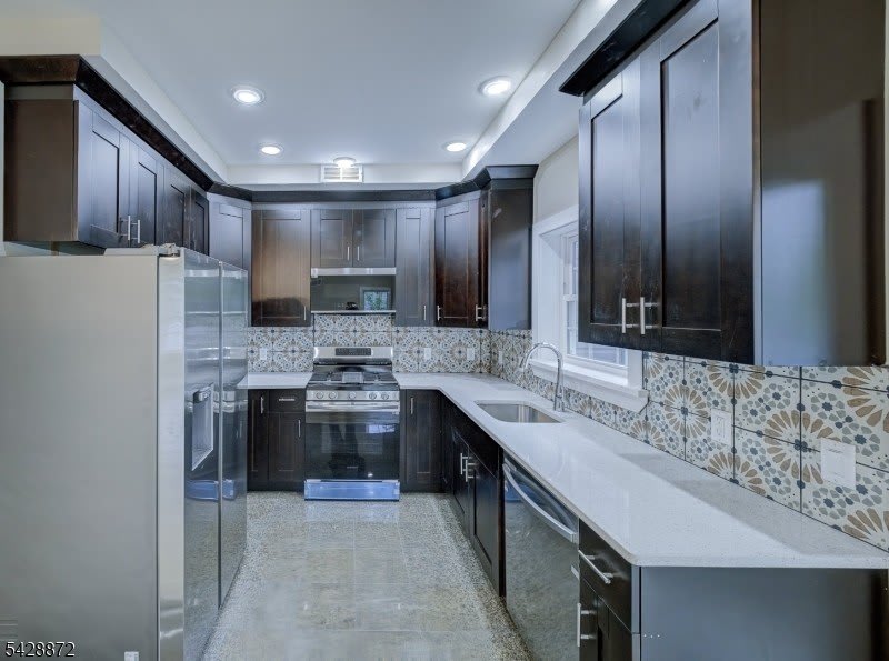 8 Travers Ave – photo 5