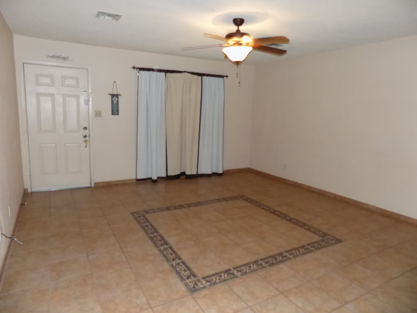 3 BED 2 BATH HOME IN TOWN! – photo 3