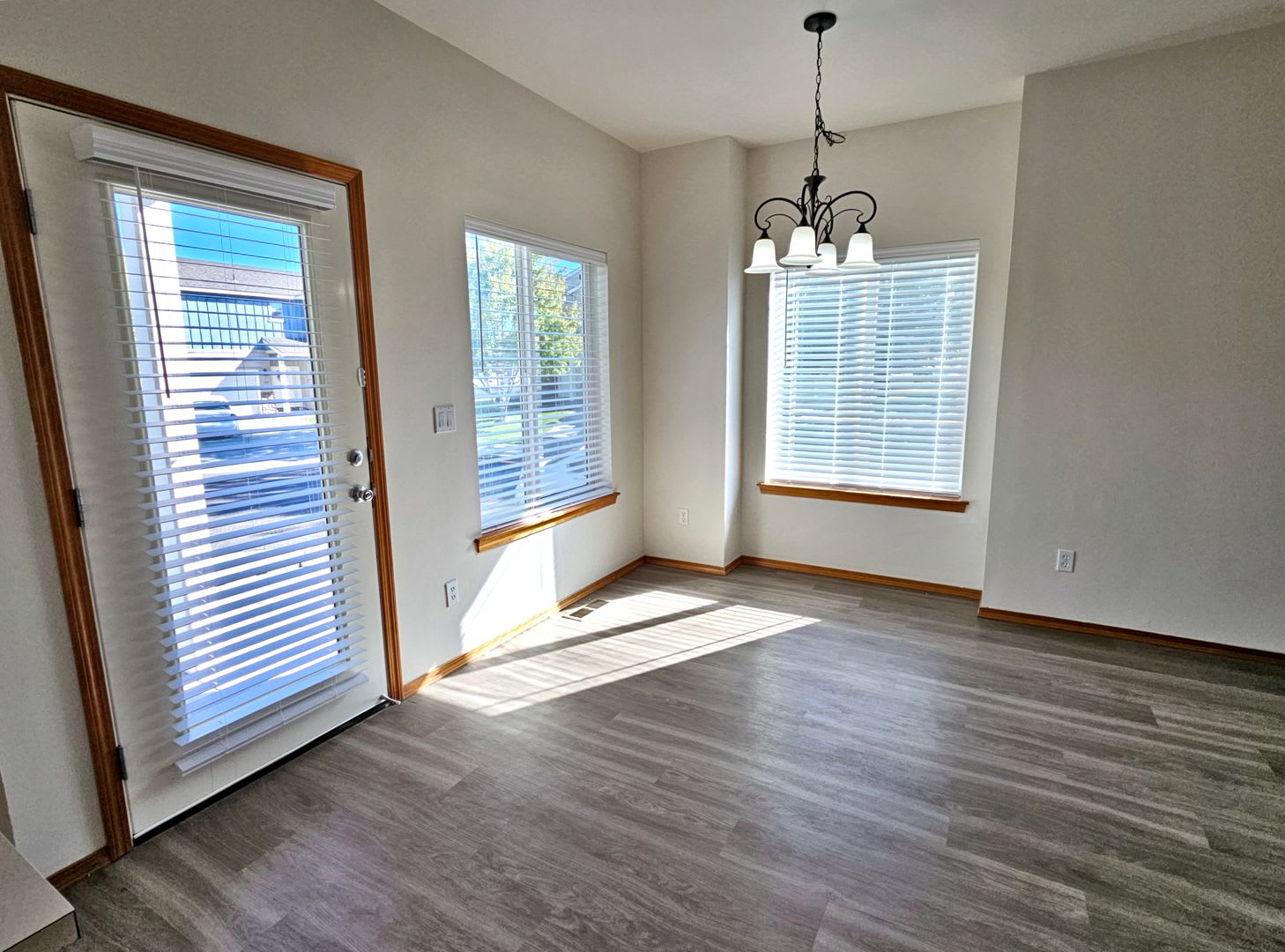 *360 TOUR AVAILABLE* Beautifully Remodeled 2-Story Home Available Now! – photo 3