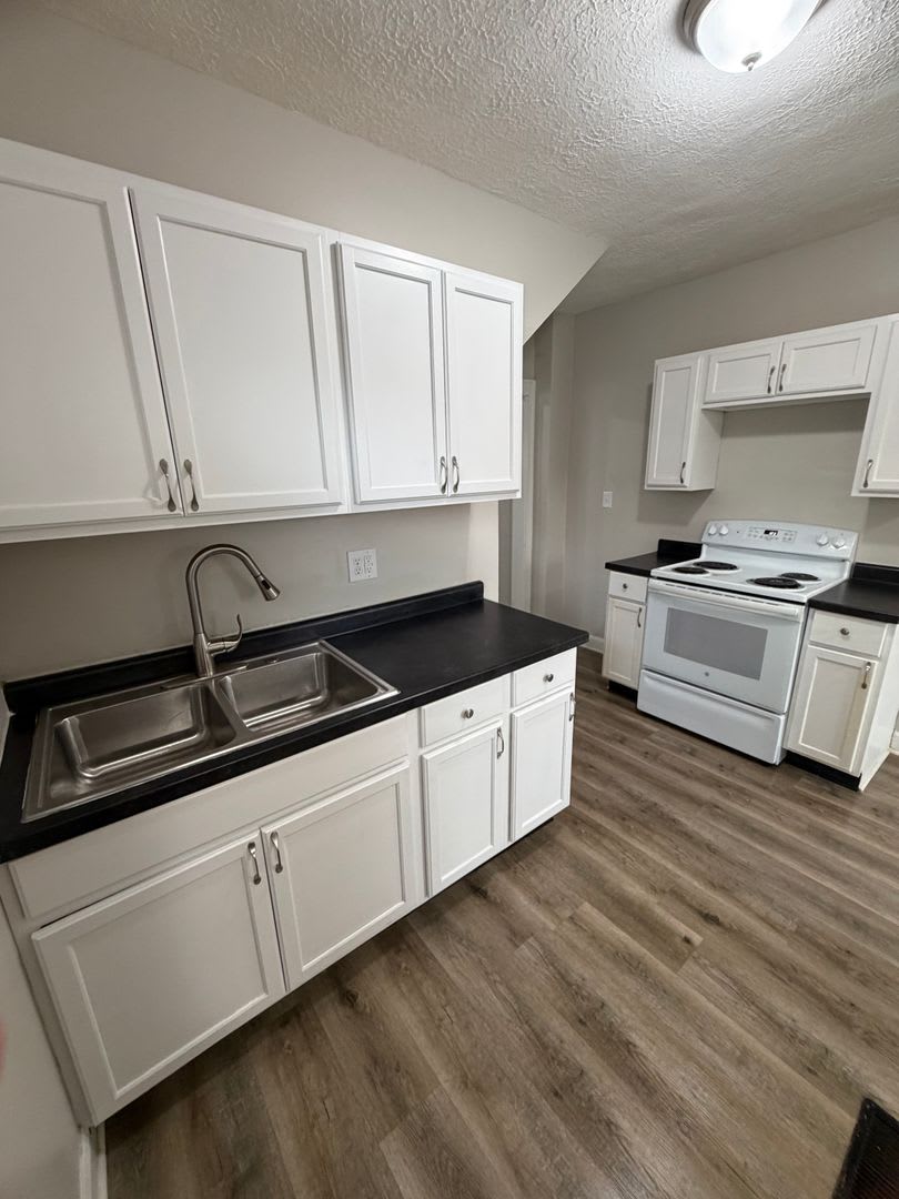 Three Bedroom Duplex Located near Raymond Street and East Street – photo 3