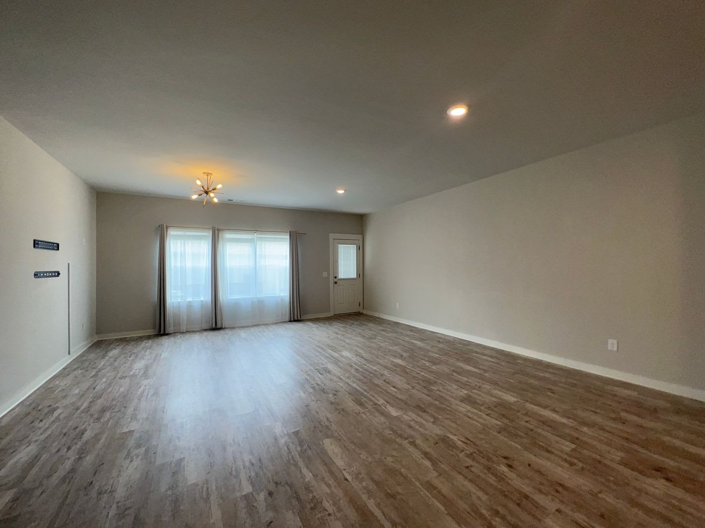 Spacious Condo with 2 Car Garage! – photo 4