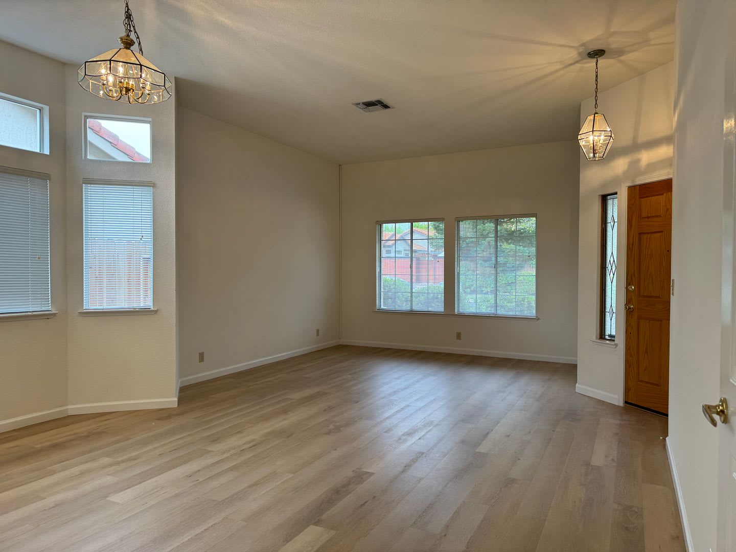 Charming Roseville home with LVP flooring! – photo 2