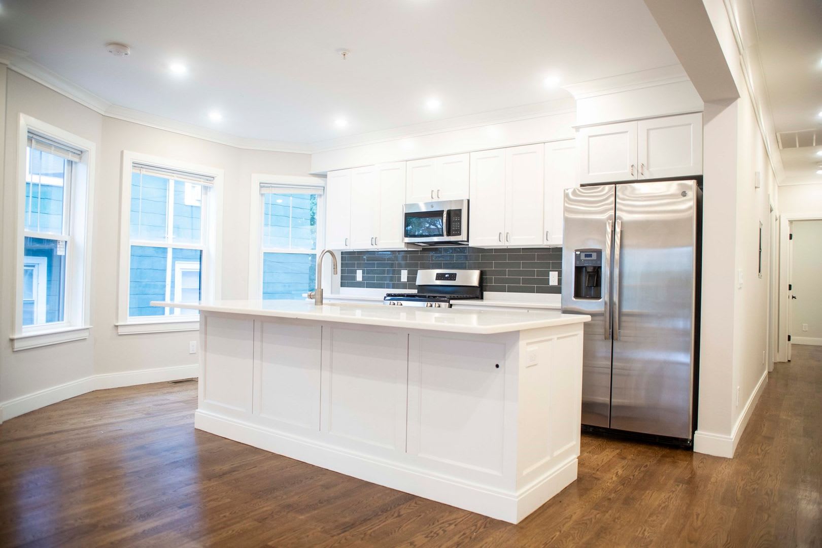 Charming 4 Bedroom-No Broker Fee – photo 4