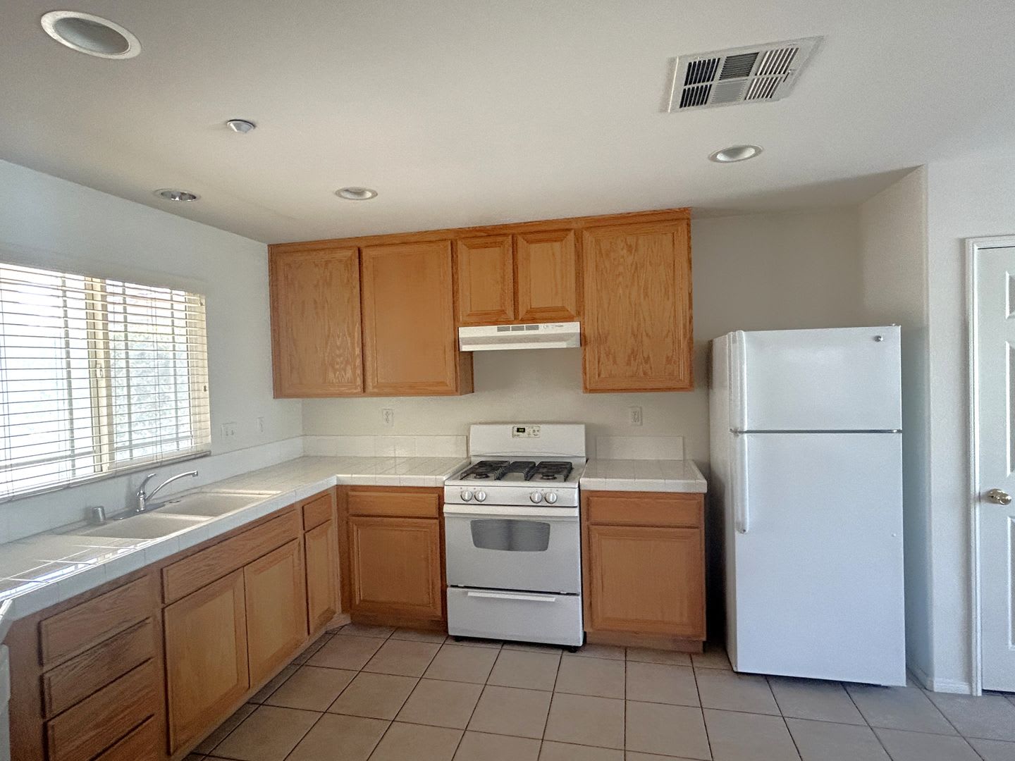 6278 BETH PAGE DR FONTANA 92336 (3 BED / 2.5 BATH) – photo 4