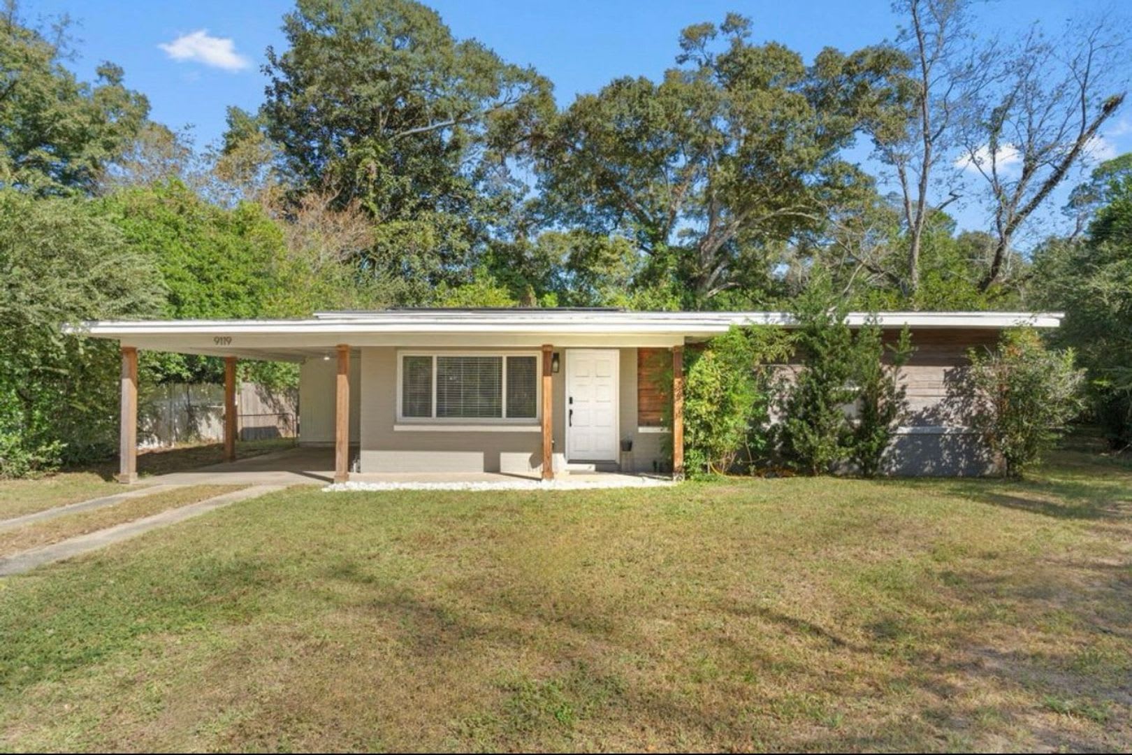 Beautifully Updated 3-Bedroom Home with Modern Finishes & Spacious Living! – photo 2
