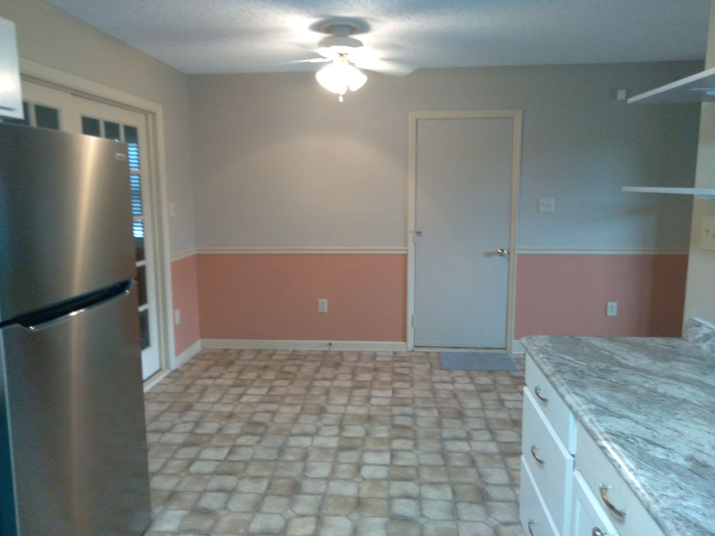 Cute 3 bedroom, 2 bath house with garage and fenced in yard – photo 4