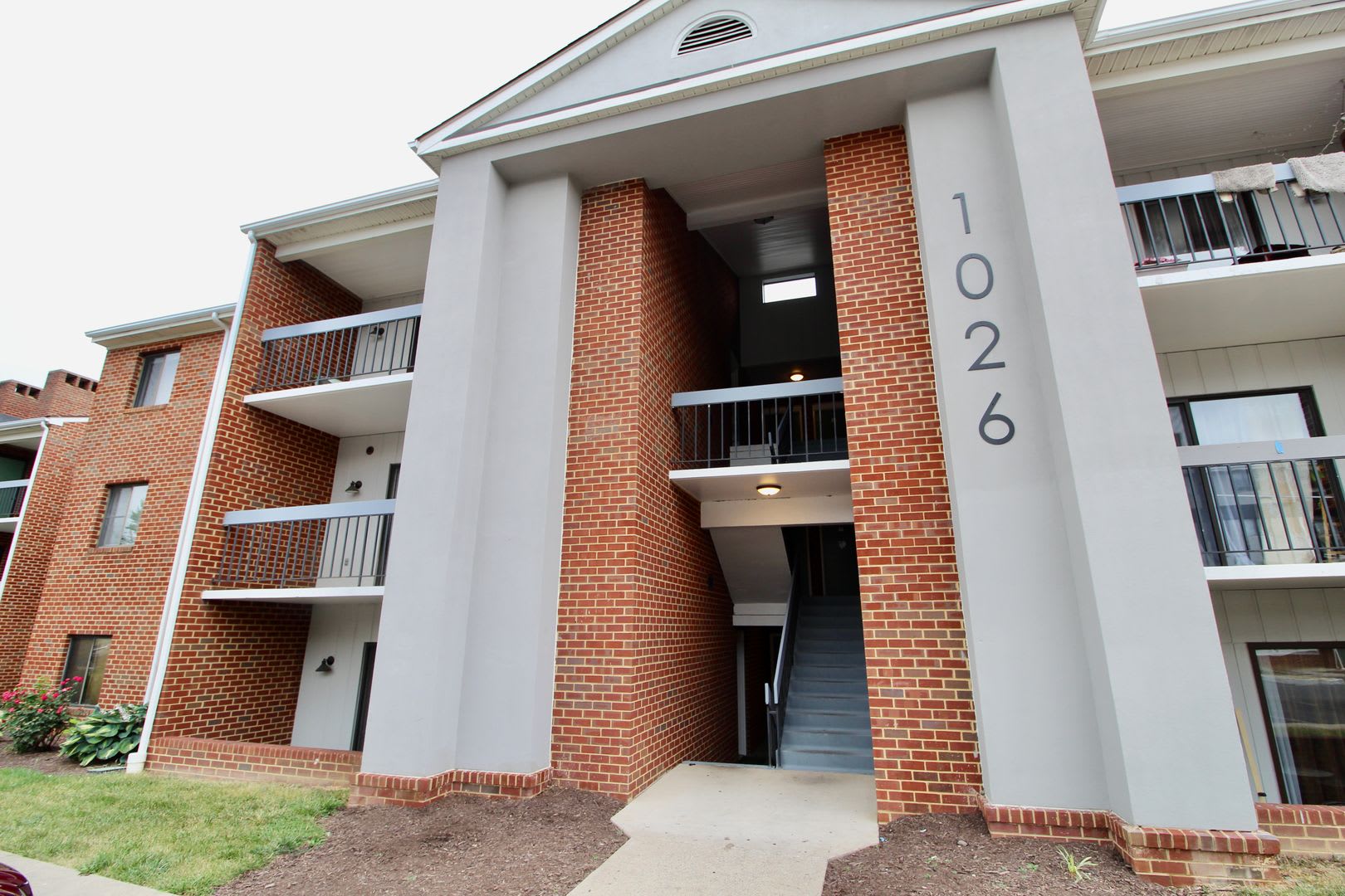 Remodeled 2 bedroom 2 bath condo on the top floor with vaulted ceilings – photo 1
