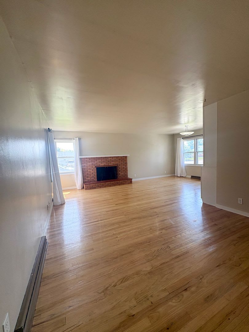 Spacious 3-Bedroom Duplex with Private Yard, Garage & Bonus Living Space! – photo 4
