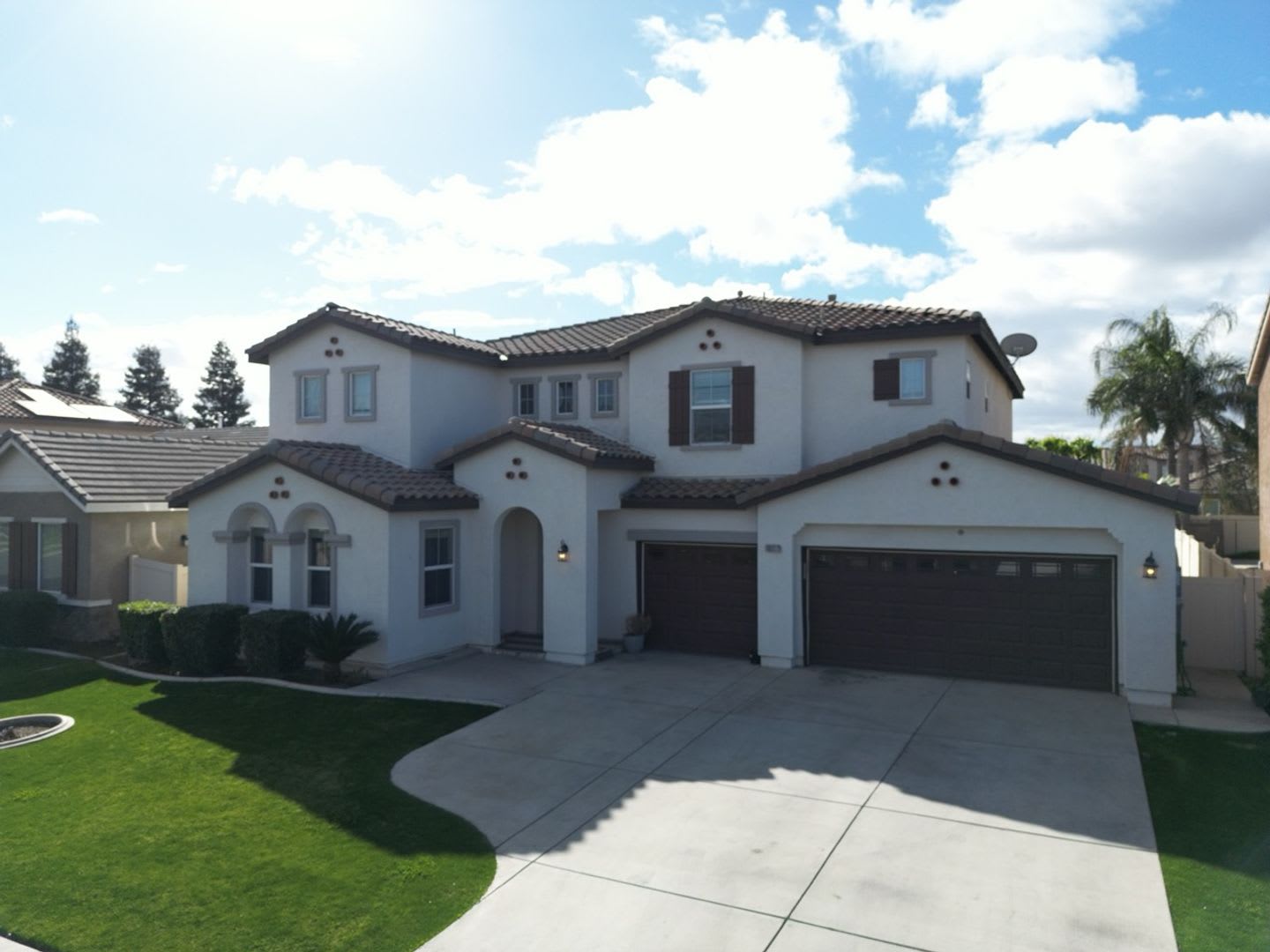 A Grand Home Where Comfort Meets Elegance – photo 2