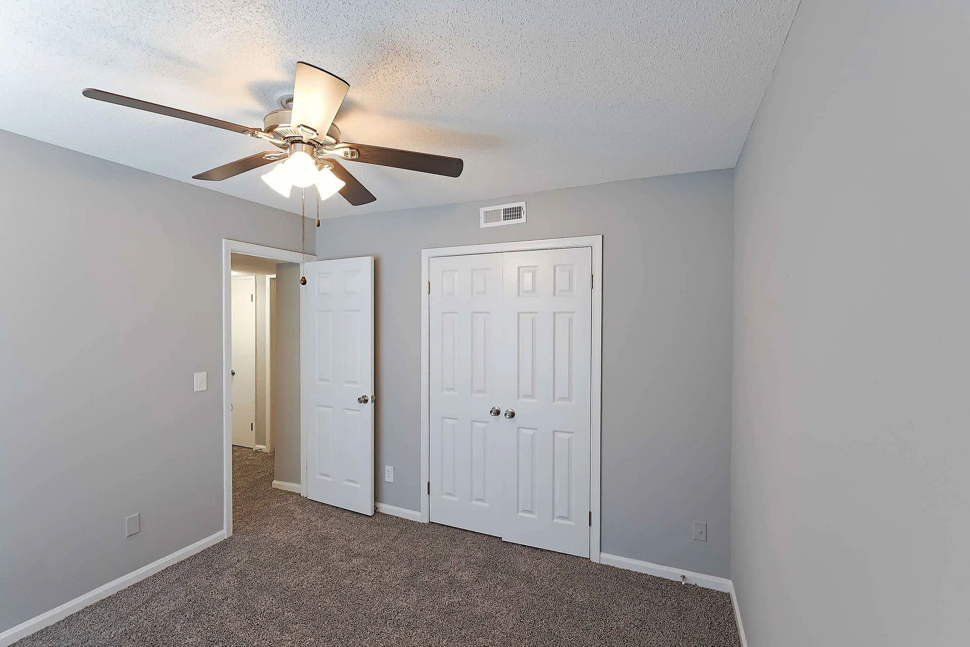 Lindsey Manor Apartments – photo 5