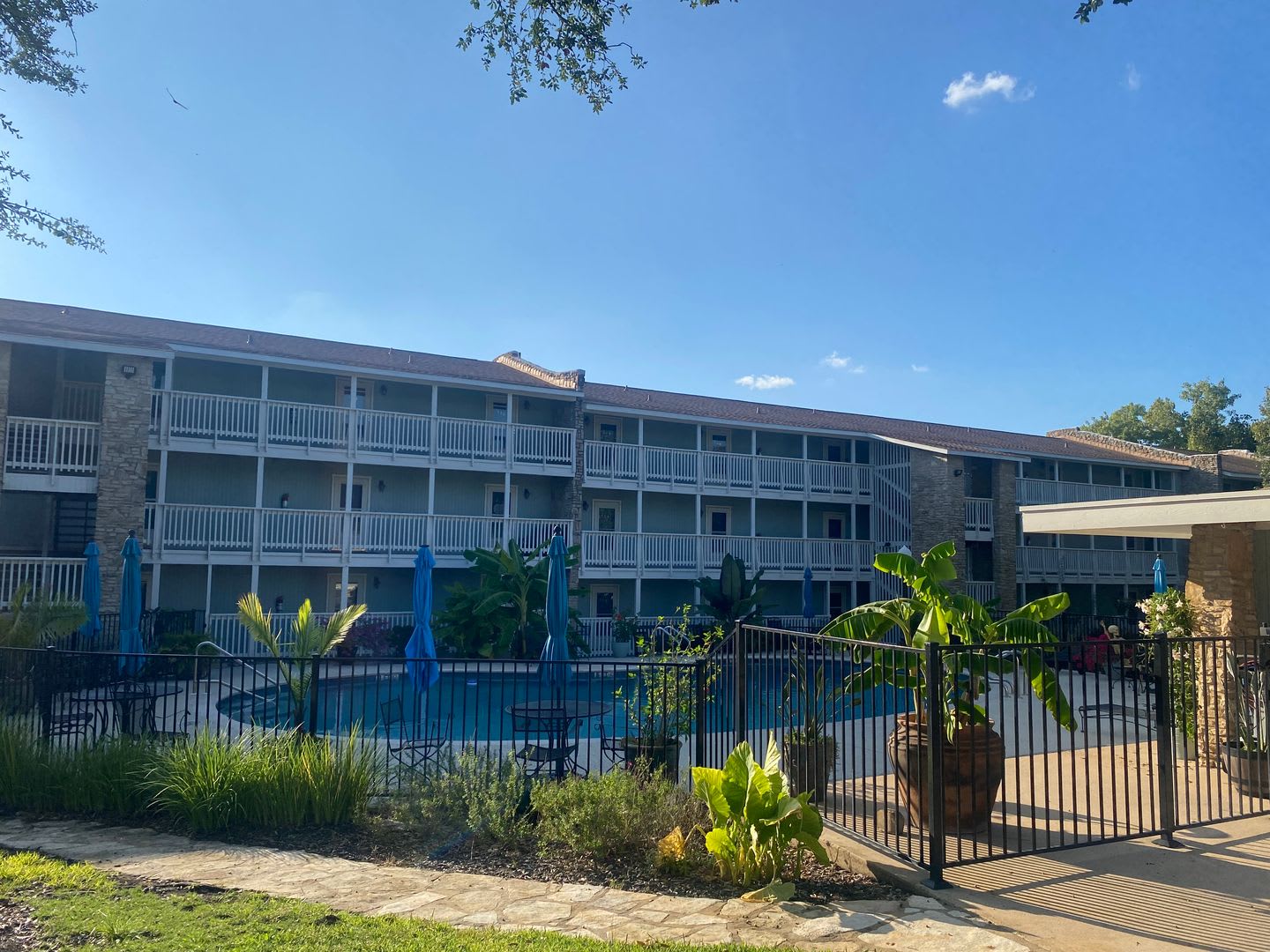 GROUND FLOOR STUDIO CONDO WITH A MILLION DOLLAR LAKE VIEW – photo 2