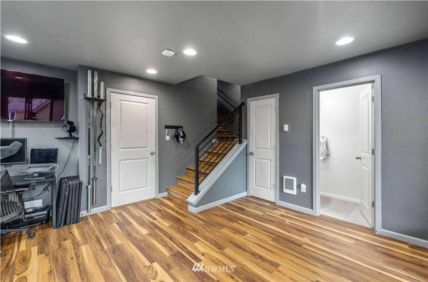 Spacious New Townhouse with 2 Car Garage and Rooftop!! – photo 3