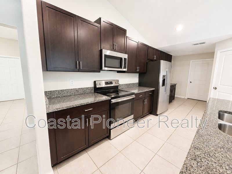 16576 Delia St – photo 4