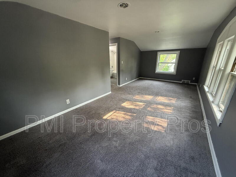 6618 N 56th St – photo 3