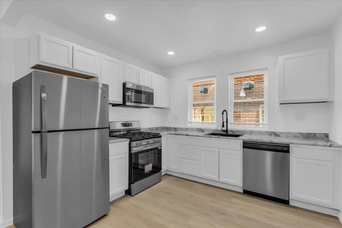 2725 Leslie Street – photo 4