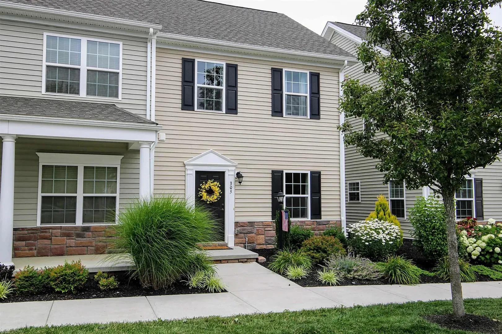 Nicely Updated 3 Bed 2 5 Bath Townhome – photo 1