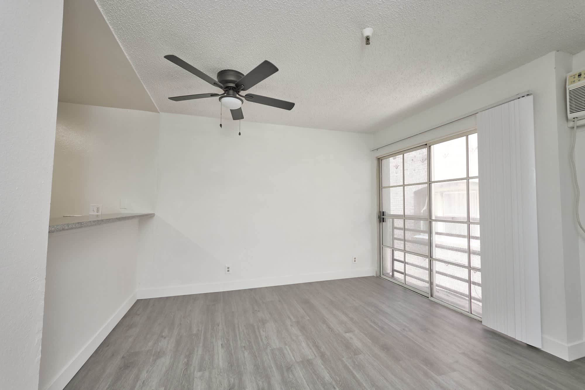 733 S Mariposa Ave – photo 2