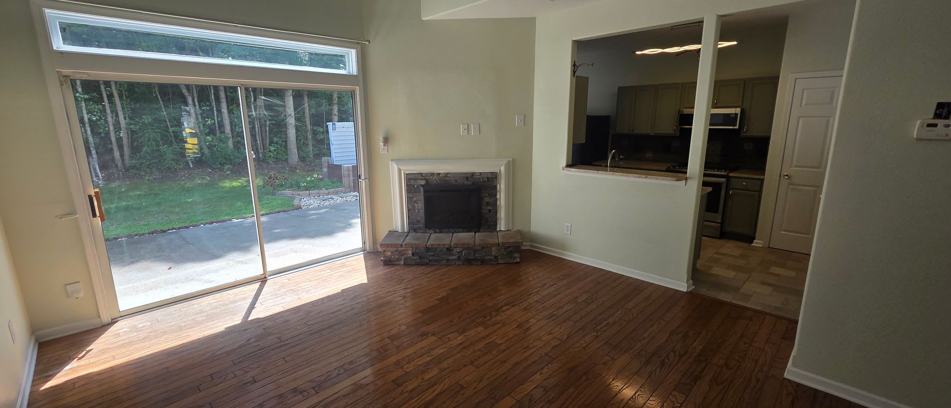 Great townhome convenient to shopping, schools and highway – photo 5