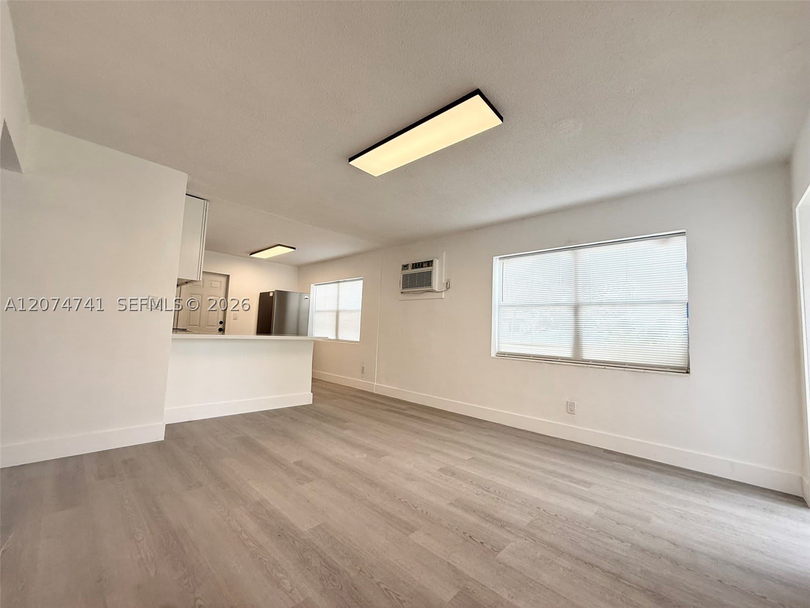 910 SW 2nd Ave – photo 2
