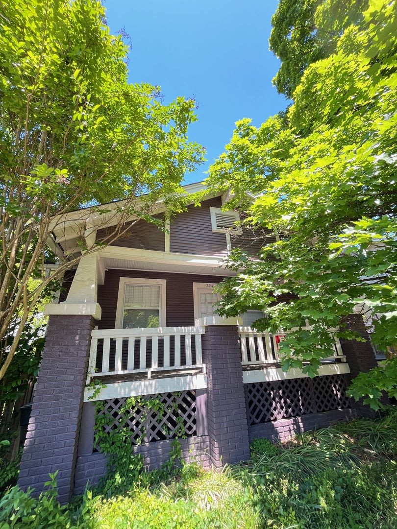 3 bedroom 2 bath off Dickson St, cute front porch – photo 4