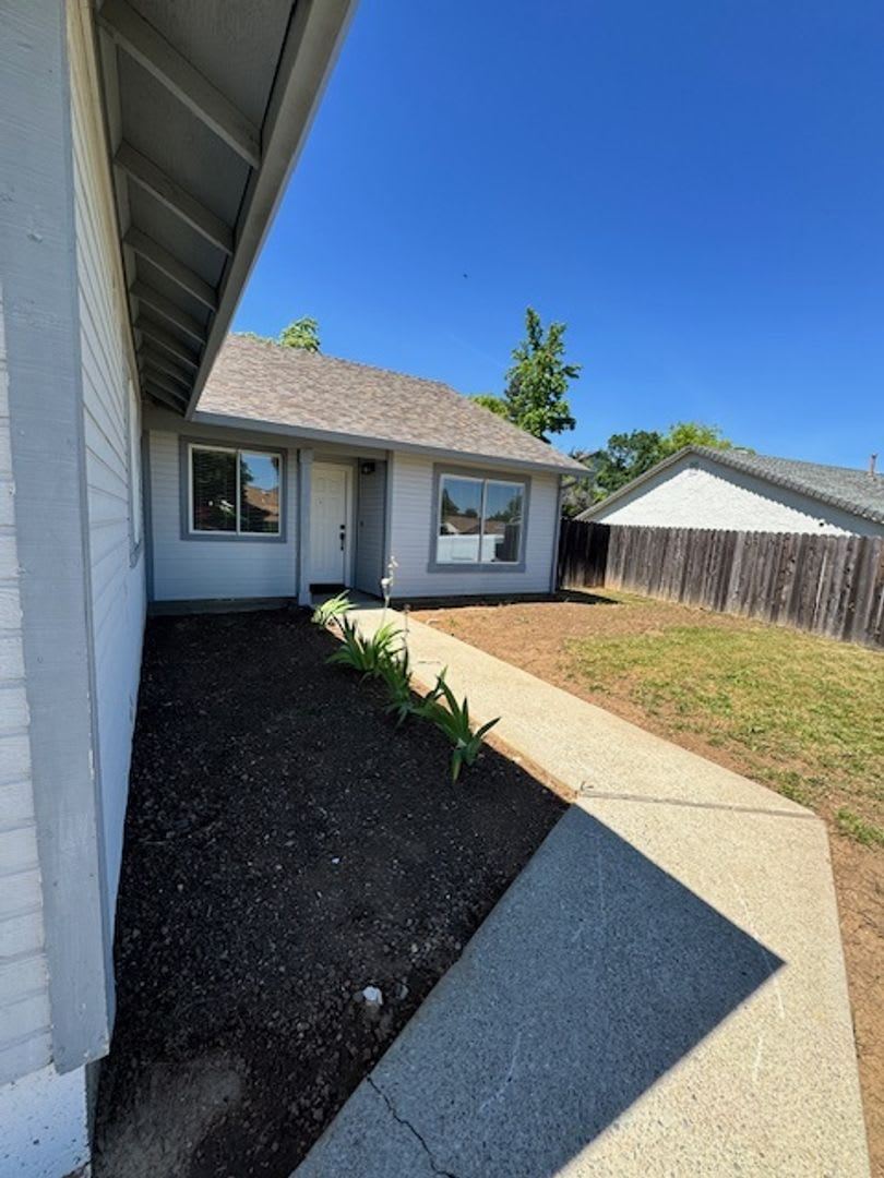 North Hilltop 3 Bedroom Home with RV parking! – photo 3