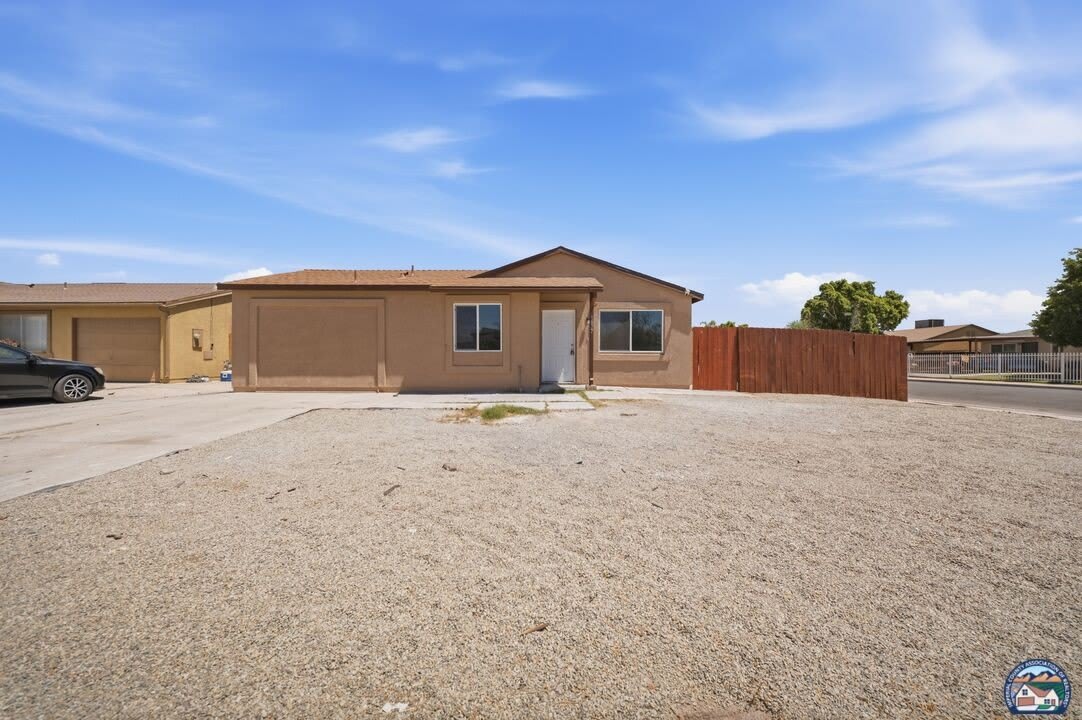 1077 Wozencraft St – photo 5