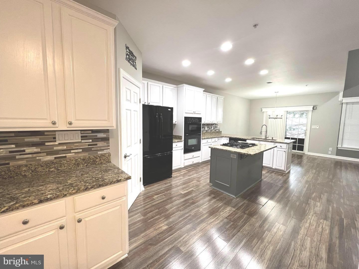 Welcome to this beautiful updated 2-bedroom, 3.5-bathroom townhouse/condo nestled in the heart of Bel Air. – photo 4