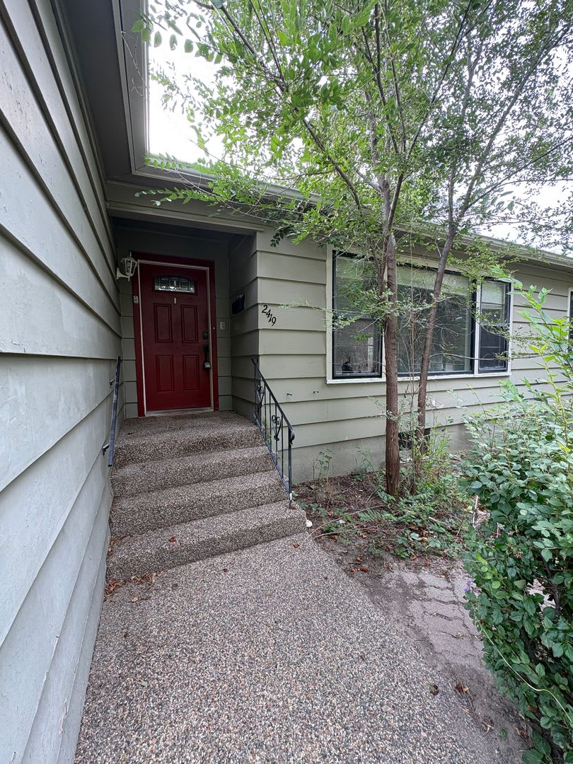 Spacious 5-Bedroom Home with Fenced Yard &amp; Central A/C – photo 3