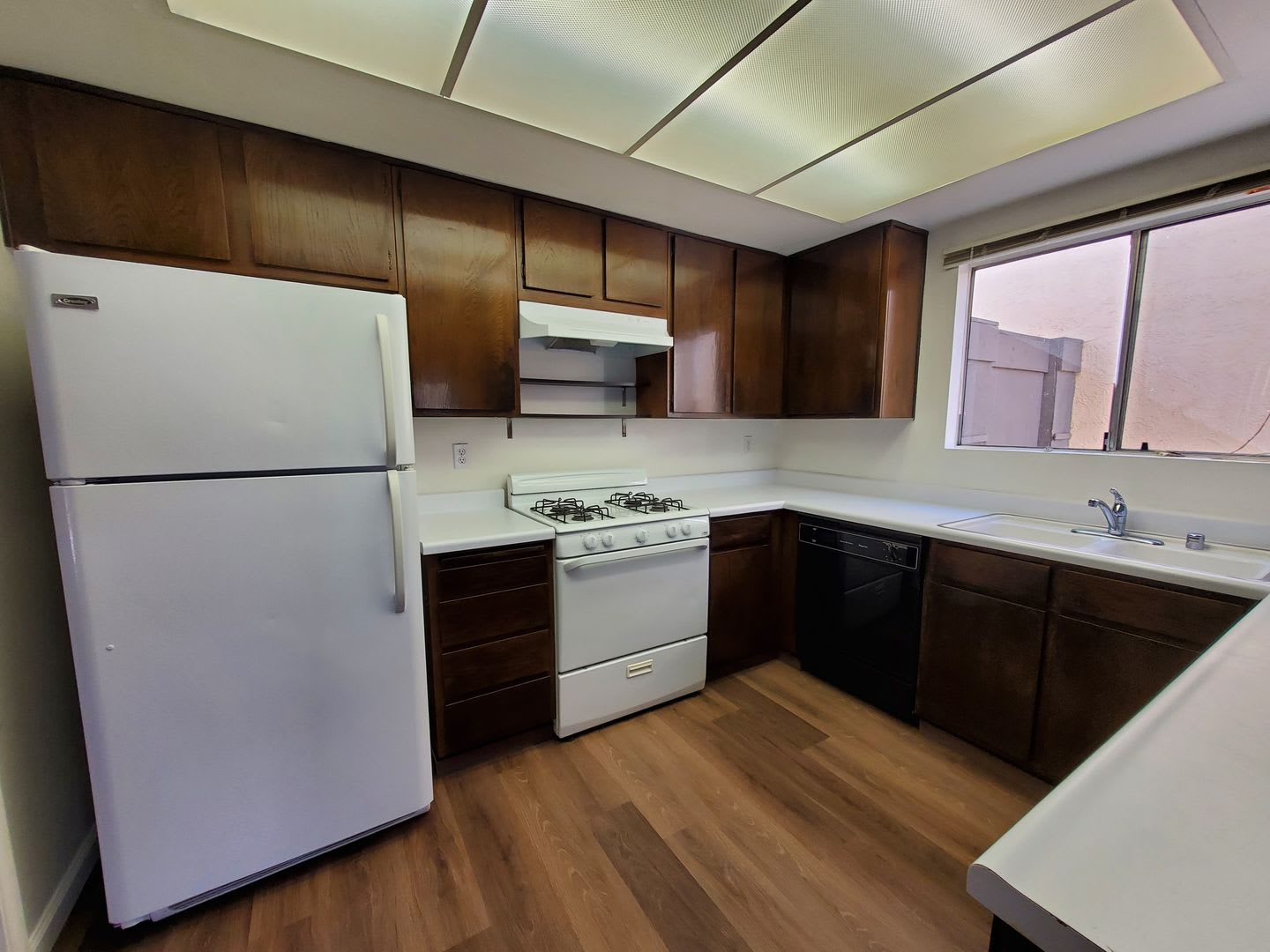 3bd/2ba Home with Two Car Garage – photo 3