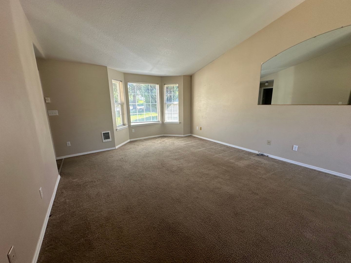 3 Bed 2 Bath Home: Fully Fenced Yard & Convenient Location – photo 5